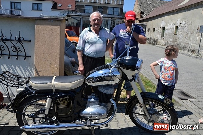 Zdjęcie w galerii na portalu naszraciborz.pl: Zabytkowe samochody i motocykle zjechały do Bieńkowic wiadomości z regionu