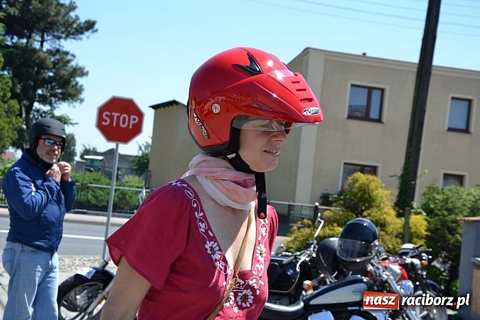 Zdjęcie w galerii na portalu naszraciborz.pl: Zabytkowe samochody i motocykle zjechały do Bieńkowic wiadomości z regionu