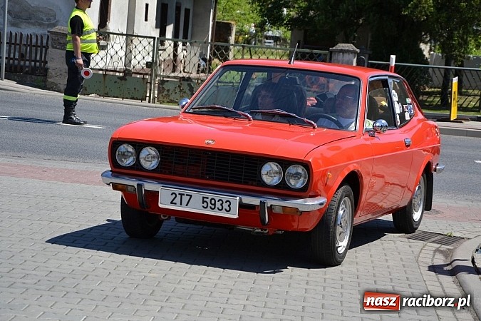 Zdjęcie w galerii na portalu naszraciborz.pl: Zabytkowe samochody i motocykle zjechały do Bieńkowic wiadomości z regionu