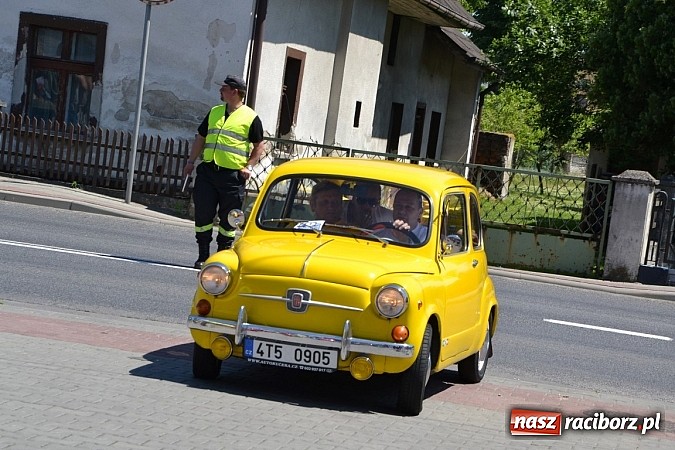 Zdjęcie w galerii na portalu naszraciborz.pl: Zabytkowe samochody i motocykle zjechały do Bieńkowic wiadomości z regionu