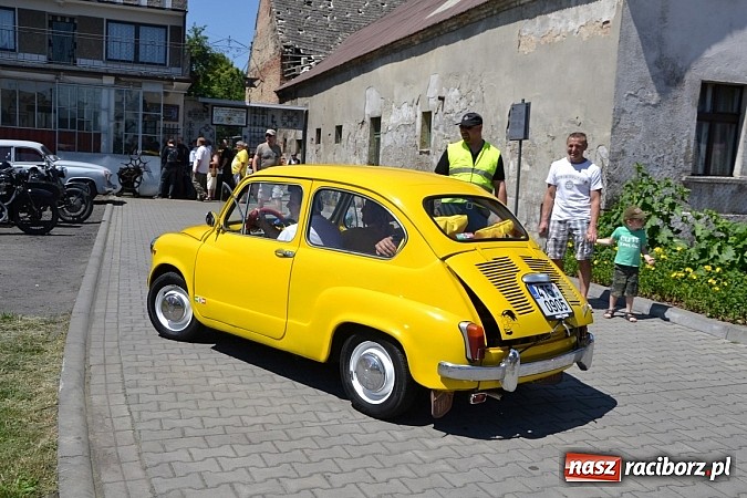 Zdjęcie w galerii na portalu naszraciborz.pl: Zabytkowe samochody i motocykle zjechały do Bieńkowic wiadomości z regionu