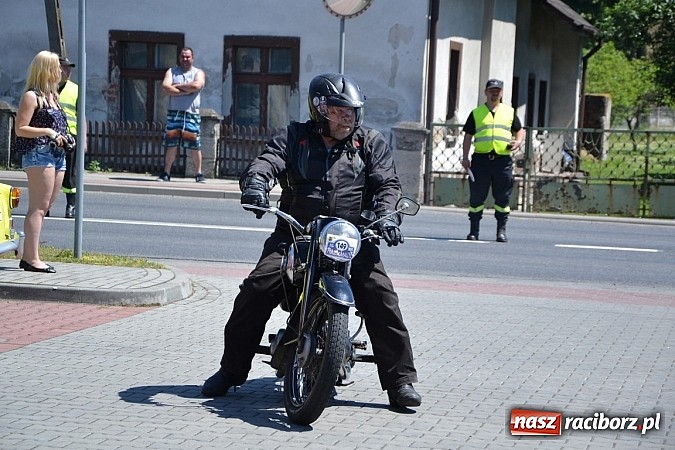 Zdjęcie w galerii na portalu naszraciborz.pl: Zabytkowe samochody i motocykle zjechały do Bieńkowic wiadomości z regionu