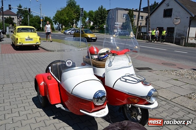 Zdjęcie w galerii na portalu naszraciborz.pl: Zabytkowe samochody i motocykle zjechały do Bieńkowic wiadomości z regionu