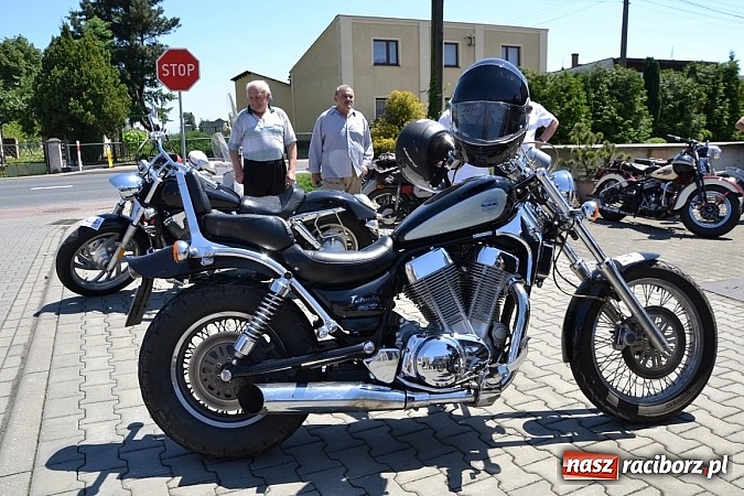 Zdjęcie w galerii na portalu naszraciborz.pl: Zabytkowe samochody i motocykle zjechały do Bieńkowic wiadomości z regionu