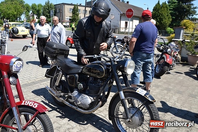 Zdjęcie w galerii na portalu naszraciborz.pl: Zabytkowe samochody i motocykle zjechały do Bieńkowic wiadomości z regionu