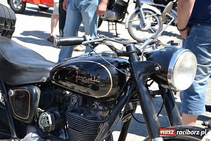 Zdjęcie w galerii na portalu naszraciborz.pl: Zabytkowe samochody i motocykle zjechały do Bieńkowic wiadomości z regionu