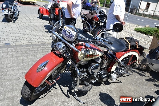 Zdjęcie w galerii na portalu naszraciborz.pl: Zabytkowe samochody i motocykle zjechały do Bieńkowic wiadomości z regionu