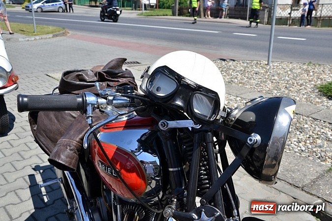 Zdjęcie w galerii na portalu naszraciborz.pl: Zabytkowe samochody i motocykle zjechały do Bieńkowic wiadomości z regionu