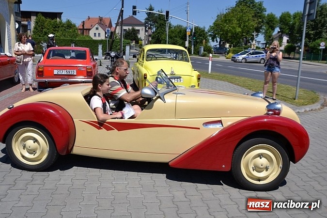Zdjęcie w galerii na portalu naszraciborz.pl: Zabytkowe samochody i motocykle zjechały do Bieńkowic wiadomości z regionu