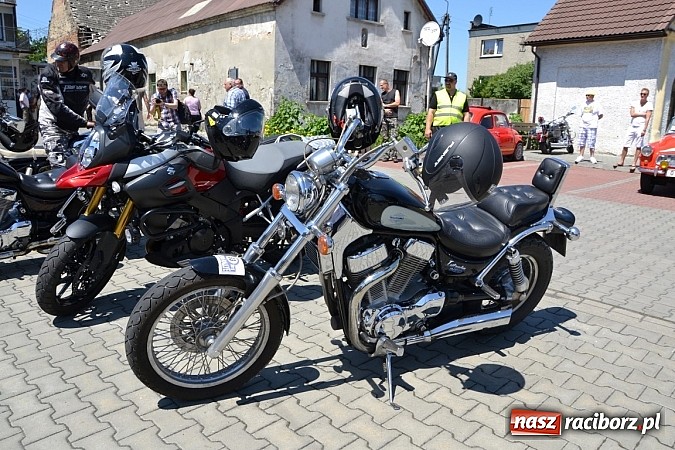 Zdjęcie w galerii na portalu naszraciborz.pl: Zabytkowe samochody i motocykle zjechały do Bieńkowic wiadomości z regionu