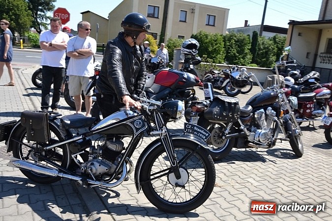 Zdjęcie w galerii na portalu naszraciborz.pl: Zabytkowe samochody i motocykle zjechały do Bieńkowic wiadomości z regionu
