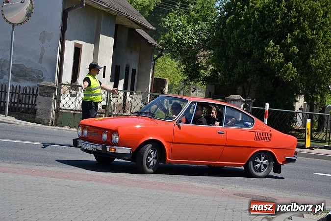 Zdjęcie w galerii na portalu naszraciborz.pl: Zabytkowe samochody i motocykle zjechały do Bieńkowic wiadomości z regionu