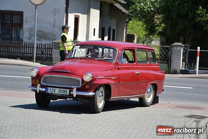 Zdjęcie w galerii na portalu naszraciborz.pl: Zabytkowe samochody i motocykle zjechały do Bieńkowic wiadomości z regionu