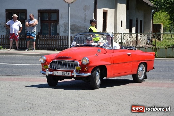 Zdjęcie w galerii na portalu naszraciborz.pl: Zabytkowe samochody i motocykle zjechały do Bieńkowic wiadomości z regionu