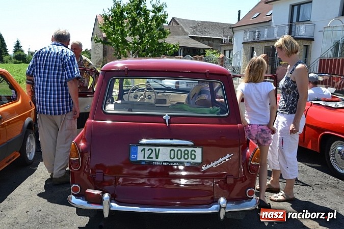 Zdjęcie w galerii na portalu naszraciborz.pl: Zabytkowe samochody i motocykle zjechały do Bieńkowic wiadomości z regionu