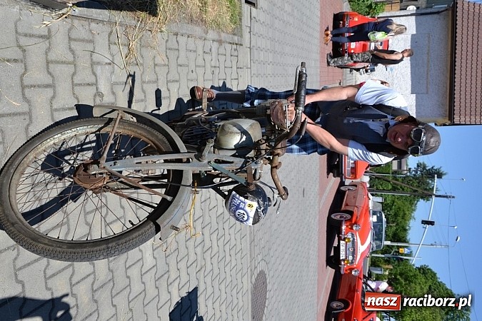 Zdjęcie w galerii na portalu naszraciborz.pl: Zabytkowe samochody i motocykle zjechały do Bieńkowic wiadomości z regionu