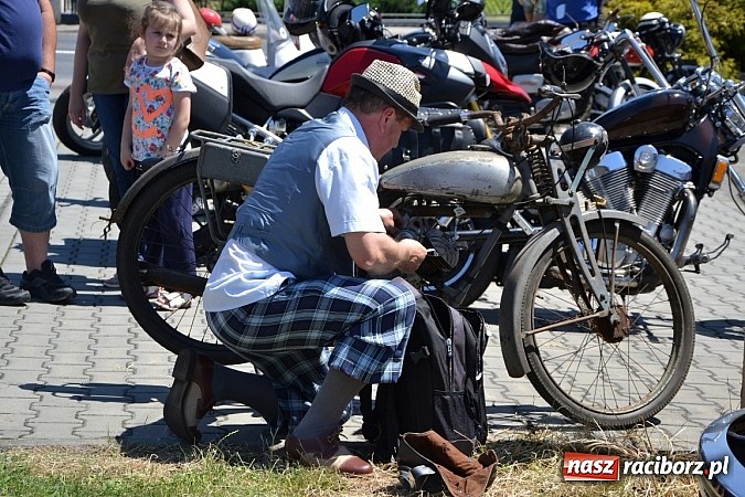 Zdjęcie w galerii na portalu naszraciborz.pl: Zabytkowe samochody i motocykle zjechały do Bieńkowic wiadomości z regionu