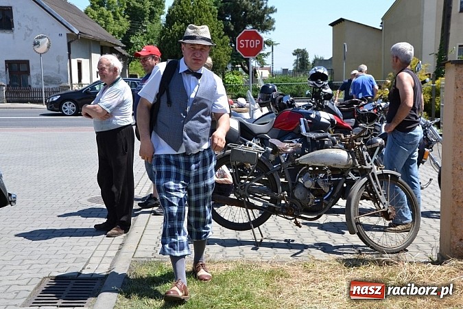 Zdjęcie w galerii na portalu naszraciborz.pl: Zabytkowe samochody i motocykle zjechały do Bieńkowic wiadomości z regionu