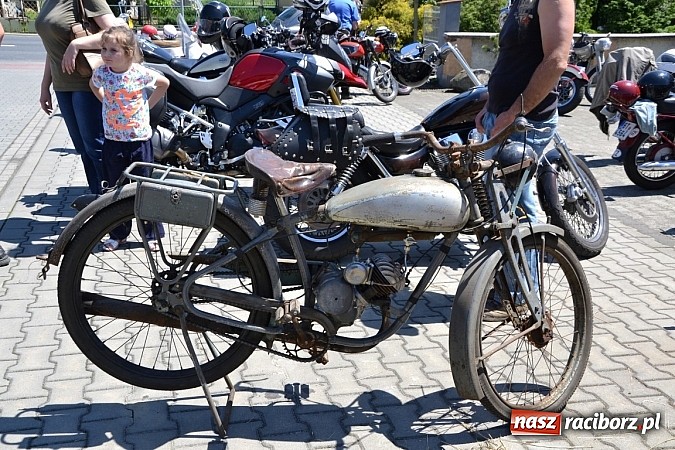 Zdjęcie w galerii na portalu naszraciborz.pl: Zabytkowe samochody i motocykle zjechały do Bieńkowic wiadomości z regionu