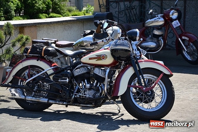 Zdjęcie w galerii na portalu naszraciborz.pl: Zabytkowe samochody i motocykle zjechały do Bieńkowic wiadomości z regionu
