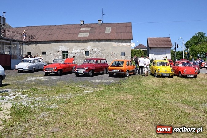 Zdjęcie w galerii na portalu naszraciborz.pl: Zabytkowe samochody i motocykle zjechały do Bieńkowic wiadomości z regionu