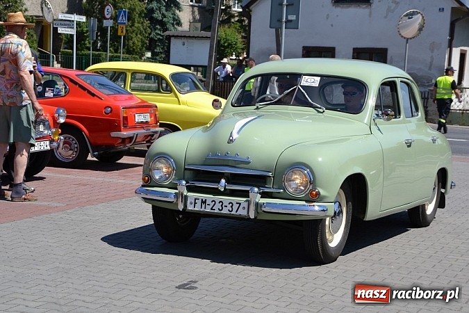 Zdjęcie w galerii na portalu naszraciborz.pl: Zabytkowe samochody i motocykle zjechały do Bieńkowic wiadomości z regionu