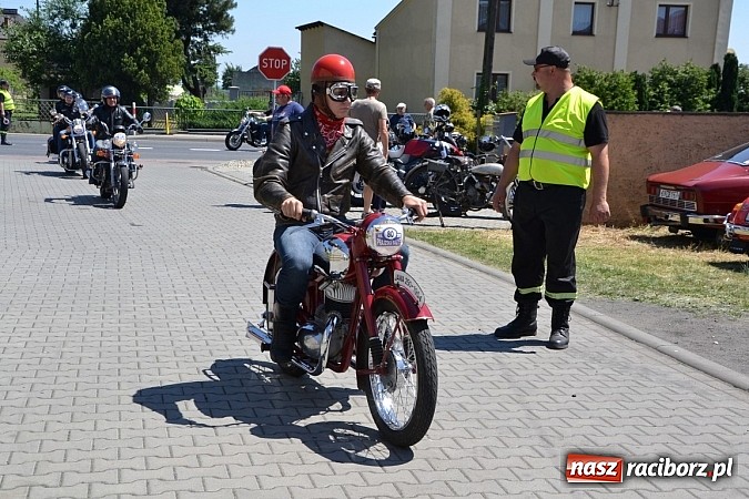 Zdjęcie w galerii na portalu naszraciborz.pl: Zabytkowe samochody i motocykle zjechały do Bieńkowic wiadomości z regionu