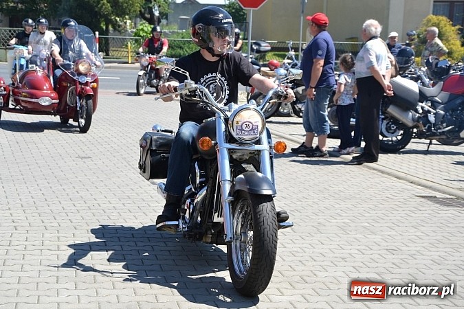 Zdjęcie w galerii na portalu naszraciborz.pl: Zabytkowe samochody i motocykle zjechały do Bieńkowic wiadomości z regionu