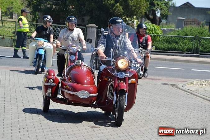 Zdjęcie w galerii na portalu naszraciborz.pl: Zabytkowe samochody i motocykle zjechały do Bieńkowic wiadomości z regionu