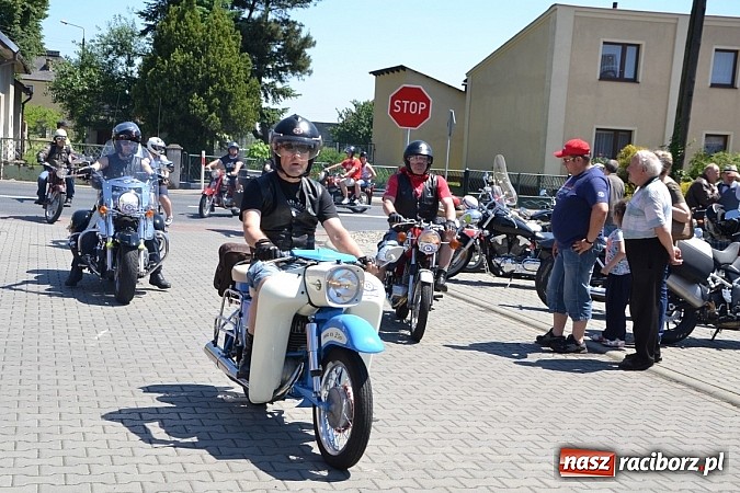 Zdjęcie w galerii na portalu naszraciborz.pl: Zabytkowe samochody i motocykle zjechały do Bieńkowic wiadomości z regionu