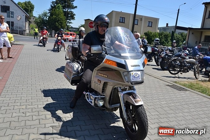 Zdjęcie w galerii na portalu naszraciborz.pl: Zabytkowe samochody i motocykle zjechały do Bieńkowic wiadomości z regionu
