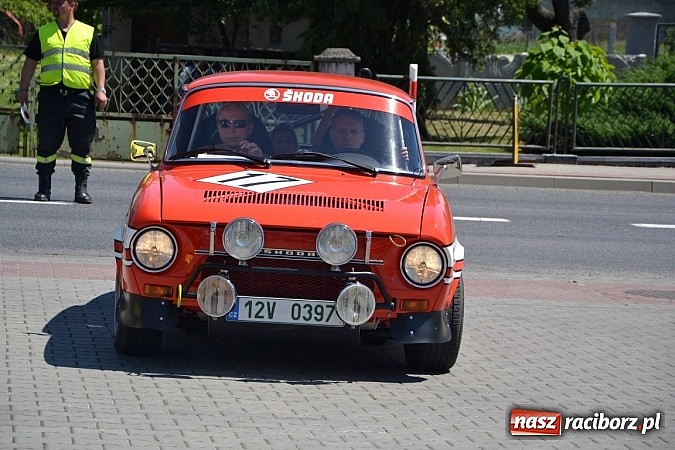 Zdjęcie w galerii na portalu naszraciborz.pl: Zabytkowe samochody i motocykle zjechały do Bieńkowic wiadomości z regionu
