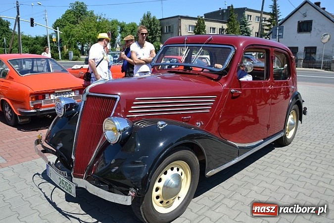 Zdjęcie w galerii na portalu naszraciborz.pl: Zabytkowe samochody i motocykle zjechały do Bieńkowic wiadomości z regionu