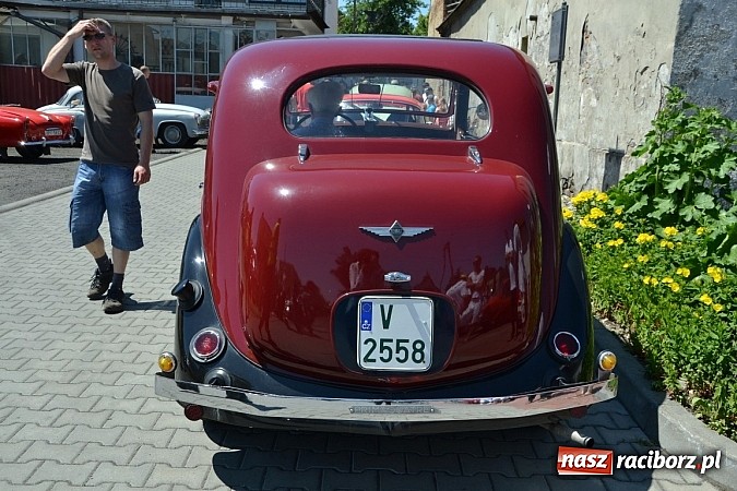 Zdjęcie w galerii na portalu naszraciborz.pl: Zabytkowe samochody i motocykle zjechały do Bieńkowic wiadomości z regionu