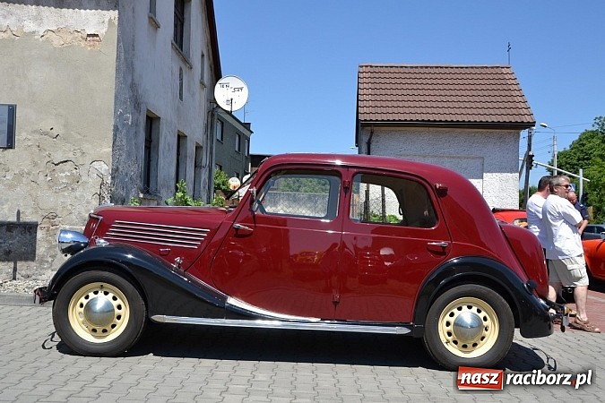 Zdjęcie w galerii na portalu naszraciborz.pl: Zabytkowe samochody i motocykle zjechały do Bieńkowic wiadomości z regionu