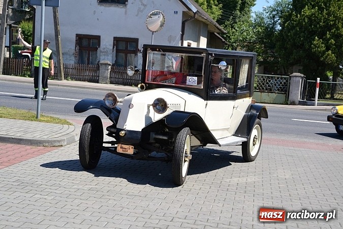 Zdjęcie w galerii na portalu naszraciborz.pl: Zabytkowe samochody i motocykle zjechały do Bieńkowic wiadomości z regionu