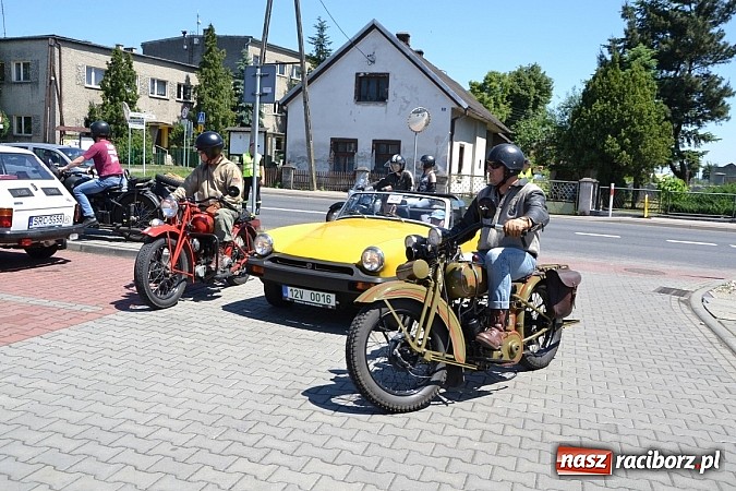 Zdjęcie w galerii na portalu naszraciborz.pl: Zabytkowe samochody i motocykle zjechały do Bieńkowic wiadomości z regionu
