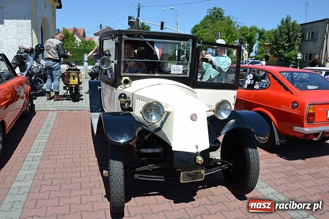 Zdjęcie w galerii na portalu naszraciborz.pl: Zabytkowe samochody i motocykle zjechały do Bieńkowic wiadomości z regionu