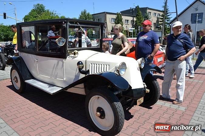 Zdjęcie w galerii na portalu naszraciborz.pl: Zabytkowe samochody i motocykle zjechały do Bieńkowic wiadomości z regionu