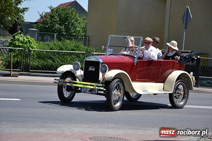 Zdjęcie w galerii na portalu naszraciborz.pl: Zabytkowe samochody i motocykle zjechały do Bieńkowic wiadomości z regionu