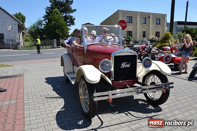 Zdjęcie w galerii na portalu naszraciborz.pl: Zabytkowe samochody i motocykle zjechały do Bieńkowic wiadomości z regionu