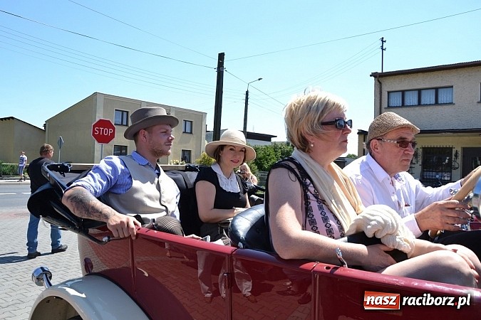 Zdjęcie w galerii na portalu naszraciborz.pl: Zabytkowe samochody i motocykle zjechały do Bieńkowic wiadomości z regionu
