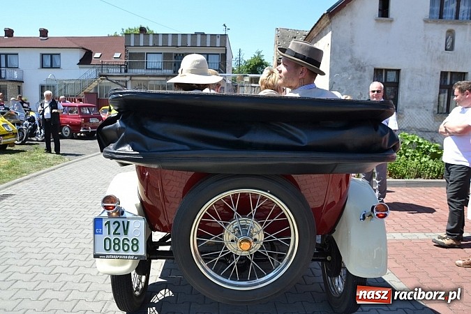 Zdjęcie w galerii na portalu naszraciborz.pl: Zabytkowe samochody i motocykle zjechały do Bieńkowic wiadomości z regionu