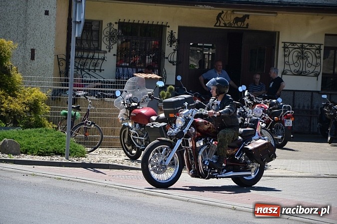 Zdjęcie w galerii na portalu naszraciborz.pl: Zabytkowe samochody i motocykle zjechały do Bieńkowic wiadomości z regionu