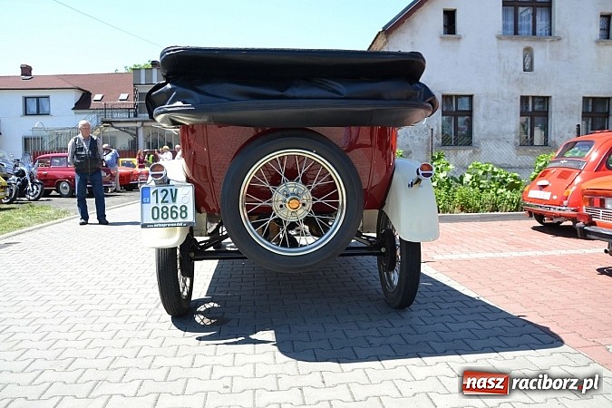 Zdjęcie w galerii na portalu naszraciborz.pl: Zabytkowe samochody i motocykle zjechały do Bieńkowic wiadomości z regionu