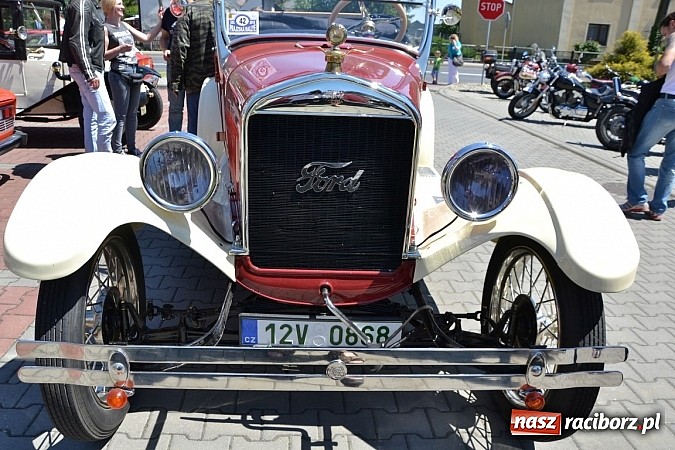 Zdjęcie w galerii na portalu naszraciborz.pl: Zabytkowe samochody i motocykle zjechały do Bieńkowic wiadomości z regionu