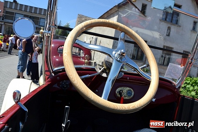 Zdjęcie w galerii na portalu naszraciborz.pl: Zabytkowe samochody i motocykle zjechały do Bieńkowic wiadomości z regionu