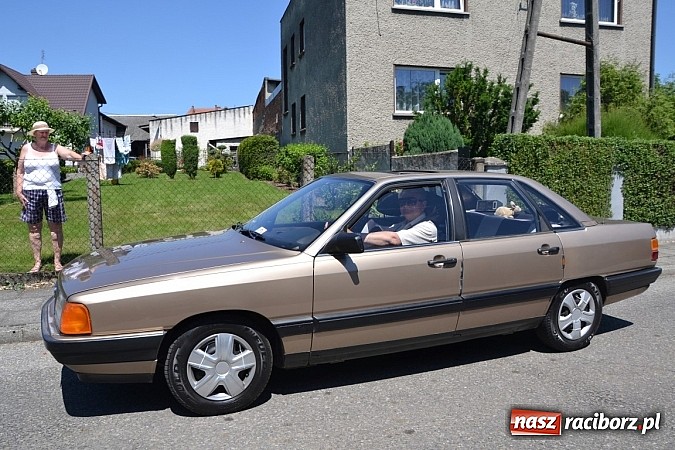 Zdjęcie w galerii na portalu naszraciborz.pl: Zabytkowe samochody i motocykle zjechały do Bieńkowic wiadomości z regionu