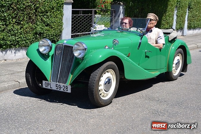 Zdjęcie w galerii na portalu naszraciborz.pl: Zabytkowe samochody i motocykle zjechały do Bieńkowic wiadomości z regionu