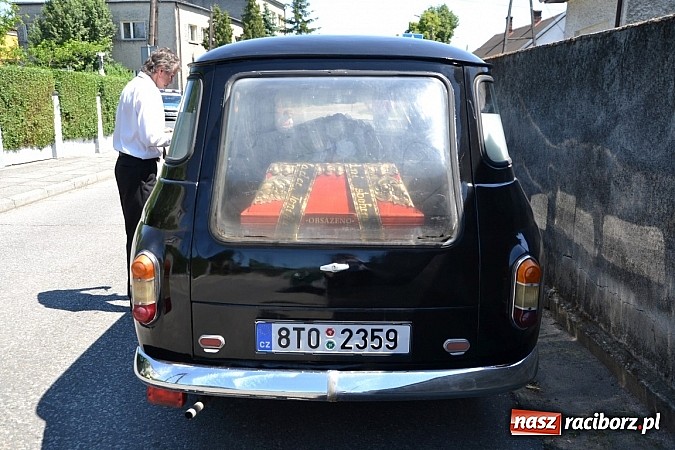 Zdjęcie w galerii na portalu naszraciborz.pl: Zabytkowe samochody i motocykle zjechały do Bieńkowic wiadomości z regionu